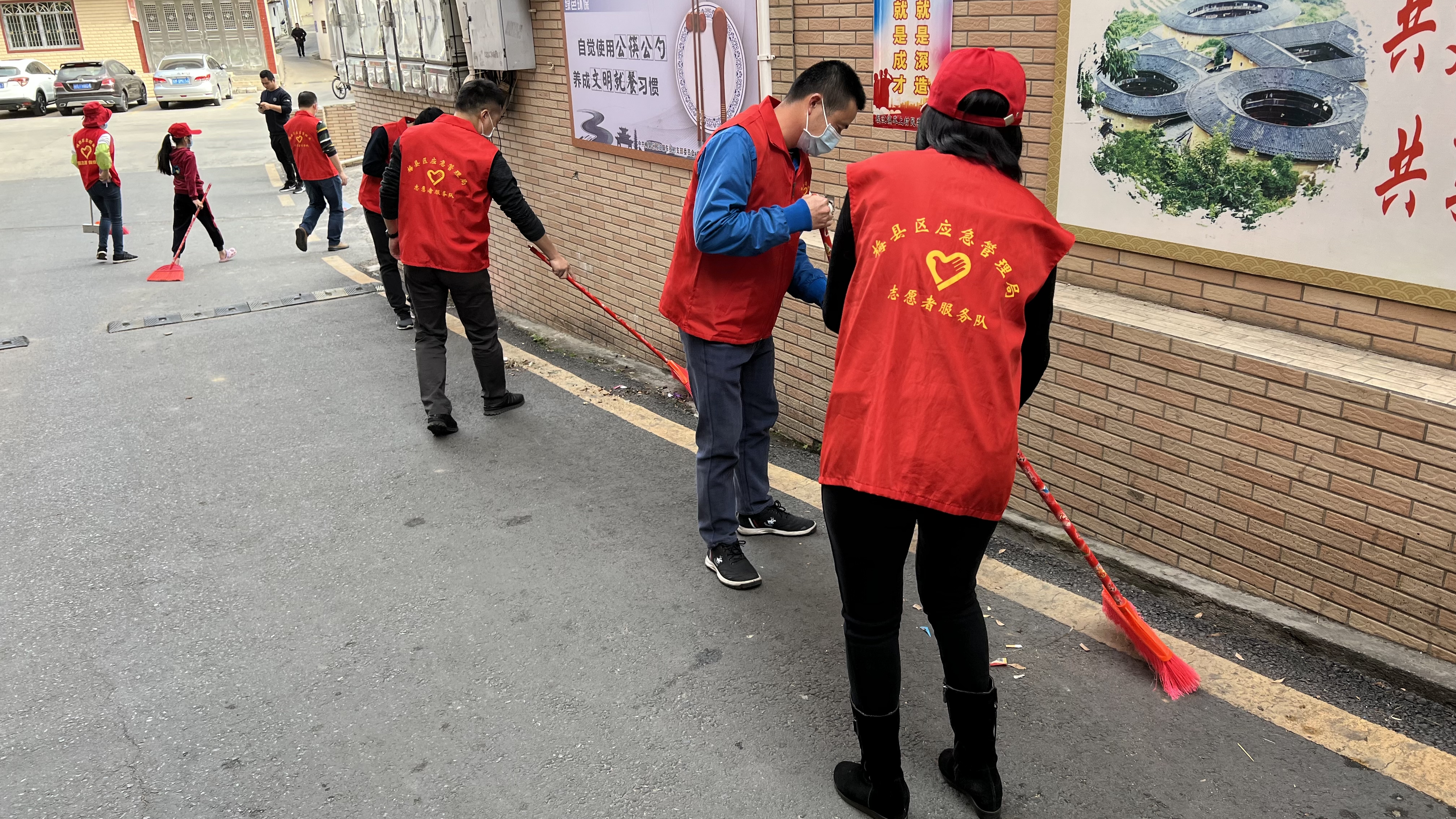 1月21日+梅縣區(qū)程江鎮(zhèn)車上村+梅縣區(qū)應(yīng)急管理局+”全民行動戰(zhàn)疫情 潔凈家園迎新春““兩美”志愿活動 (2).jpg