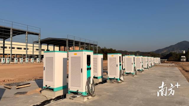 嘉興物流園區(qū)已建成30個新能源充電樁。 見習記者 楊斐君 攝 嘉興物流園區(qū)已建成30個新能源充電樁。 見習記者 楊斐君 攝