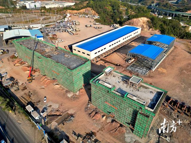 位于城東工業(yè)園的嘉興物流園,三棟主體建筑已封頂。 見習記者 楊斐君 攝 位于城東工業(yè)園的嘉興物流園,三棟主體建筑已封頂。 見習記者 楊斐君 攝